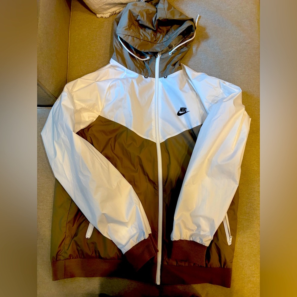 Men’s Nike wind breaker zippier white and gold size L